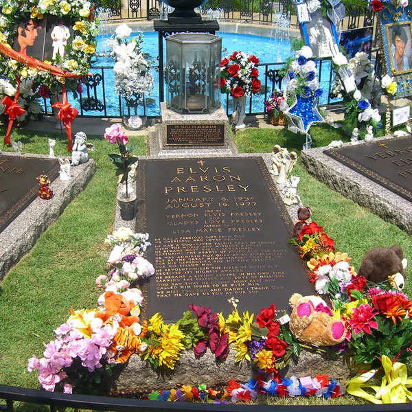 Elvis Presely Gravesite and Memorial